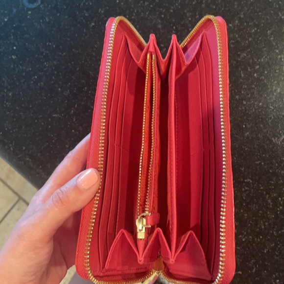 Tory Burch zip wallet in raspberry - Picture 3 of 5